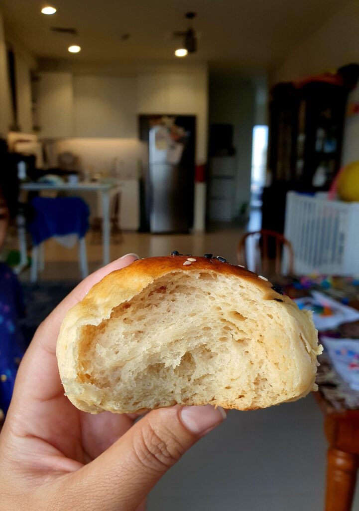 Transverse view of a soft basic bun